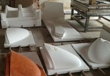 Alta pasta della lavorazione con utensili di durezza di colore beige per il modello dell'yacht/prototipo rapido